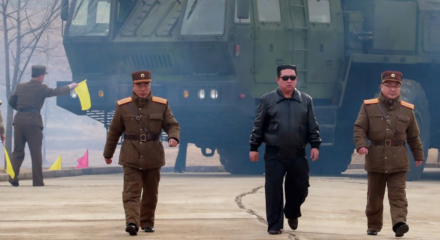 Ким Чен Ун - новата модна икона, с кожени дрехи и тъмни очила