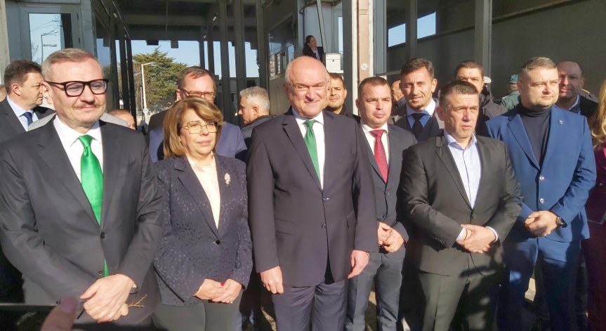 Преминаваме границата без да спираме.