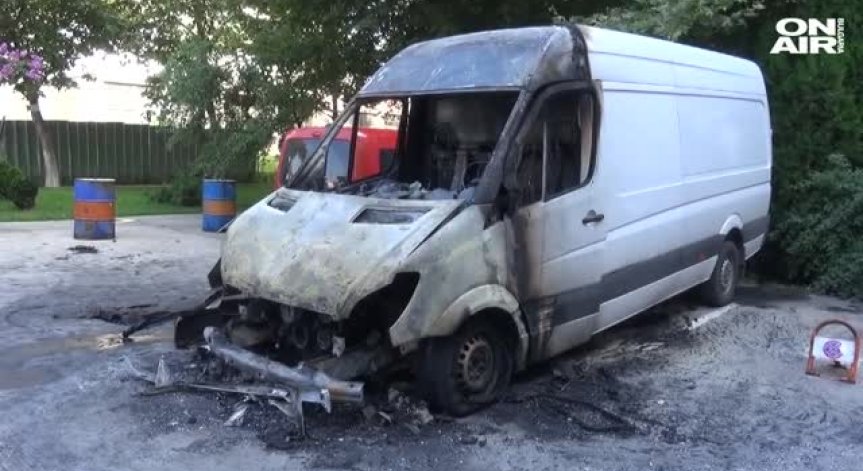 Пловдивски бизнесмен осъмна с изпепелен бус пред дома си
