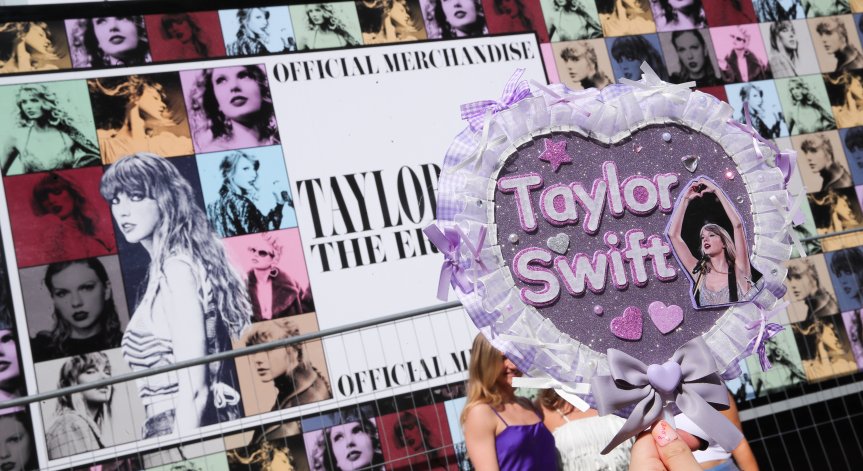 Треската за Тейлър Суифт обхвана Париж, фенове спят на палатки преди концерта