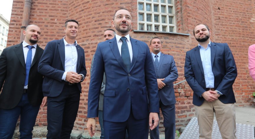 Хекимян: Трябва достойно заплащане за учителите и водачите на градския транспорт