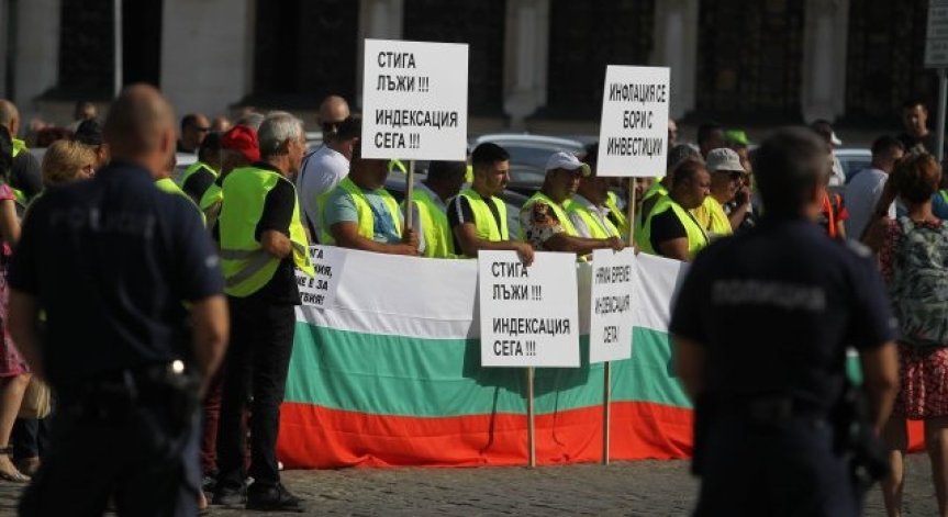 Трети ден протести на пътните фирми, предстои извънредно заседание в НС