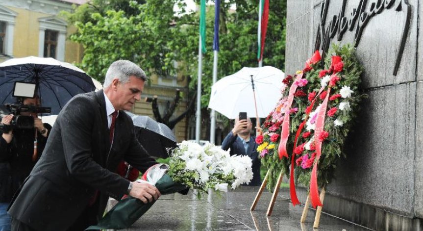 Премиерът Стефан Янев отдаде почит на подвига на Христо Ботев във Враца