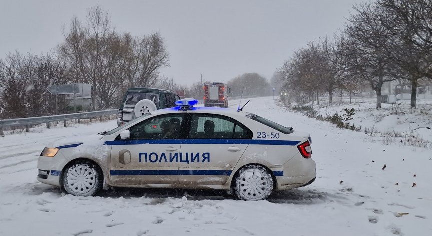 Актуалната обстановка: Снегонавявания образуват преспи, автобуси чакат техника да пробие