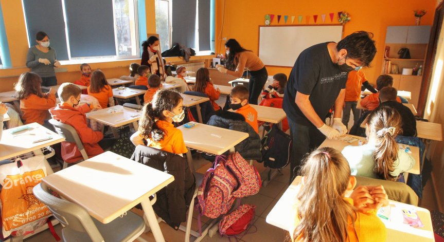 МОН: От 1 септември началната заплата на учителите ще е 1486 лв.