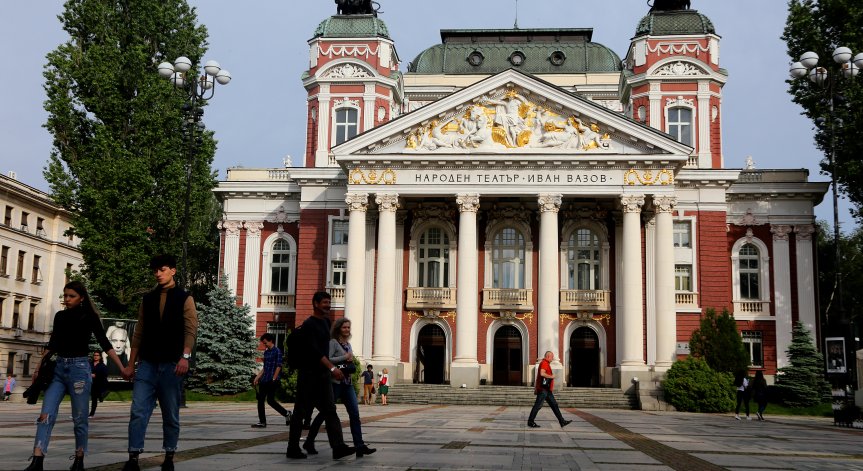 Народният театър отменя представленията си до 15 ноември