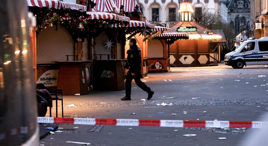 Най-малко двама души, едно дете и един възрастен, са убити при атаката с кола.