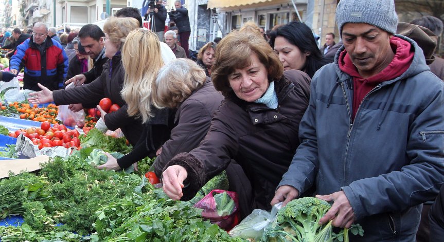 Гърците дават половината си заплата за храна, за 4 от 10 души месото е лукс