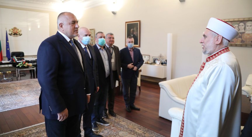 Борисов към главния мюфтия: Ходжата може да води молитва пред джамията
