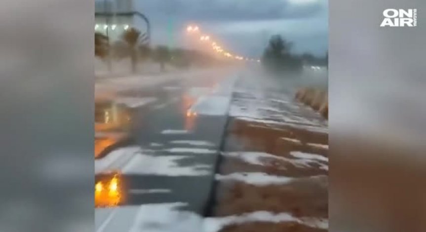 Сняг заваля и в пустинята