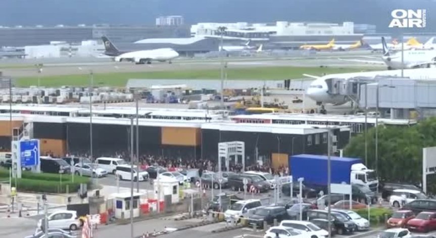 Летището в Хонконг затвори заради хилядите протестиращи