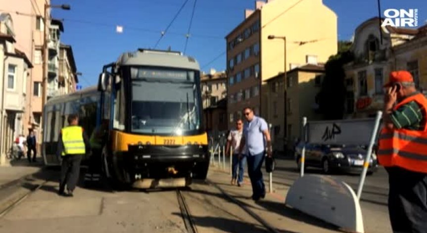 Трамвай дерайлира на Петте кьошета в София