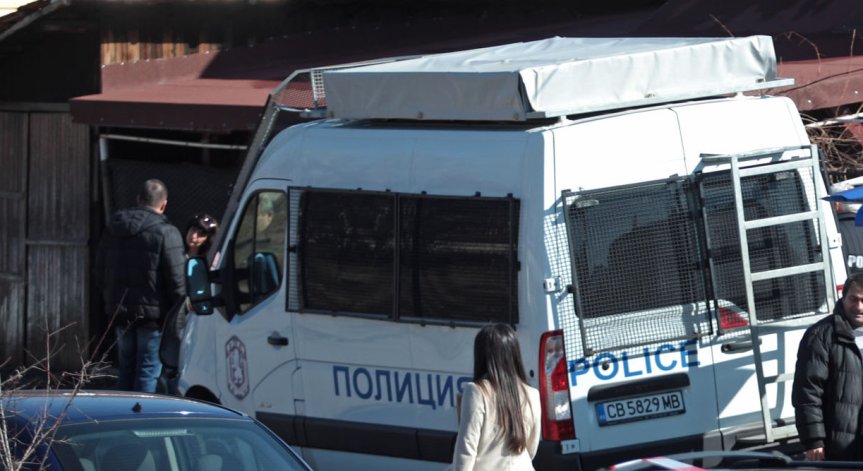 Мъж би жена си с помощник, двама 16-годишни им го върнаха и са в ареста
