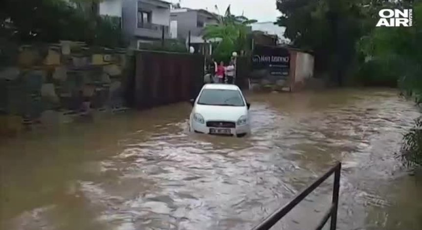 Обилни валежи предизвикаха наводнения в Бодрум