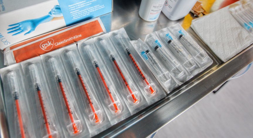 Имунизацията набира скорост в ЕС - 61% от пълнолетните са с поне една доза ваксина