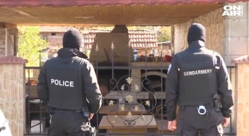 Задържаните за телефонни измами във Ветово остават в ареста