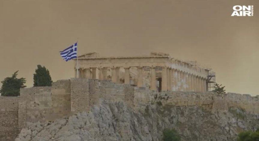 Повече от 70 пожарникари се борят с горски пожар в Гърция