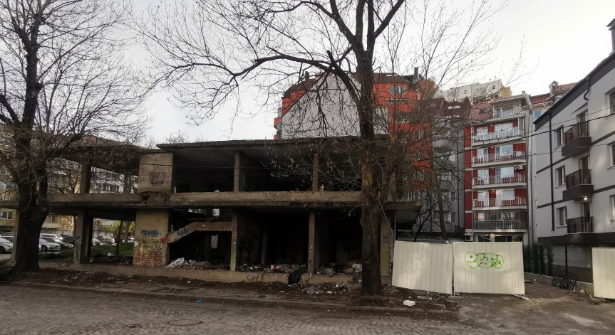 Изоставени сгради в София се превръщат в сметища и развъдник на болести