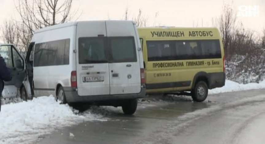 Катастрофата с училищен автобус заради дрифт с летни гуми?