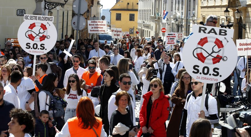 Всеки трети медик в Хърватия напуска, масови протести заради лоши условия на труд