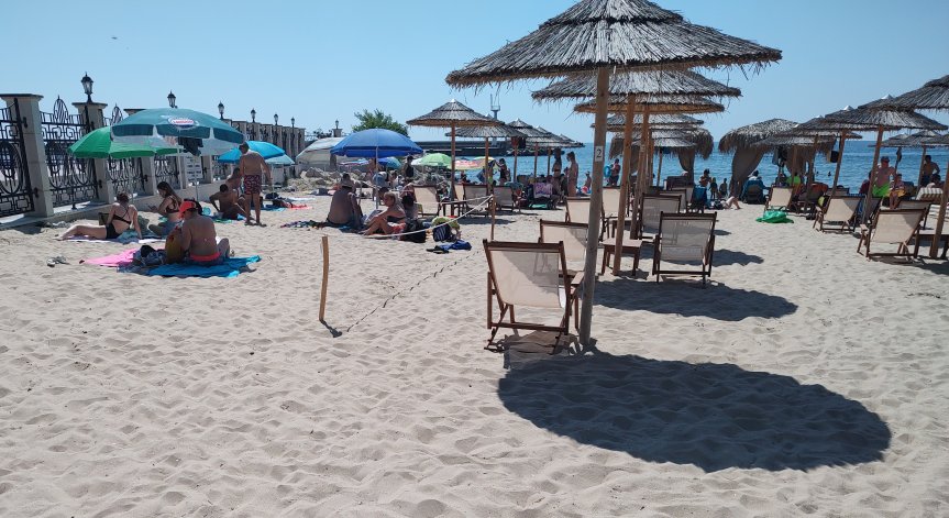 По морето: Платени чадъри заграбват плажа, свободни зони до водата няма