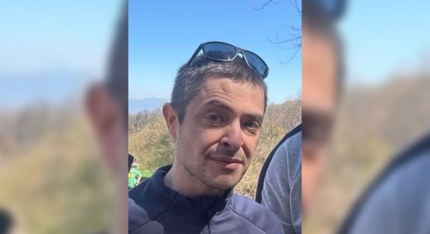 Излязъл е от дома си с къси дънки, сини маратонки и тениска.