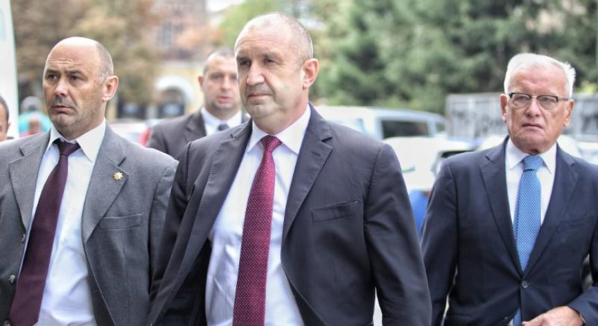 Радев иска от КС да прекрати делото за гражданството на Кирил Петков