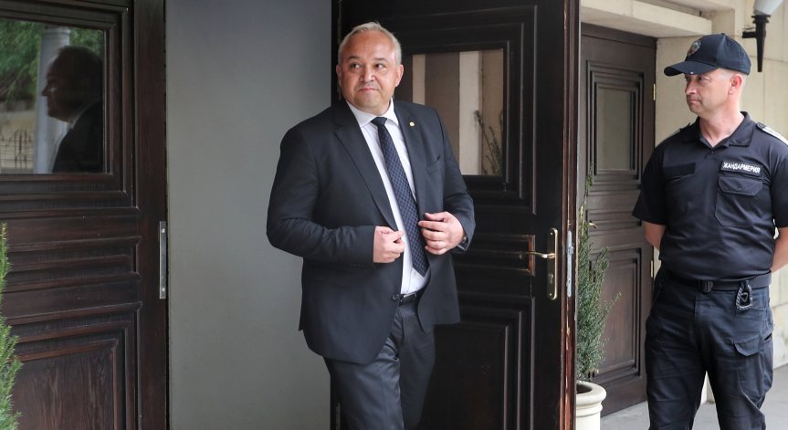 Демерджиев се обърна към Пеевски.