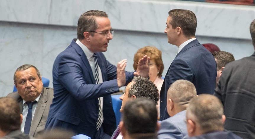 Двамата депутати заровиха томахавките.