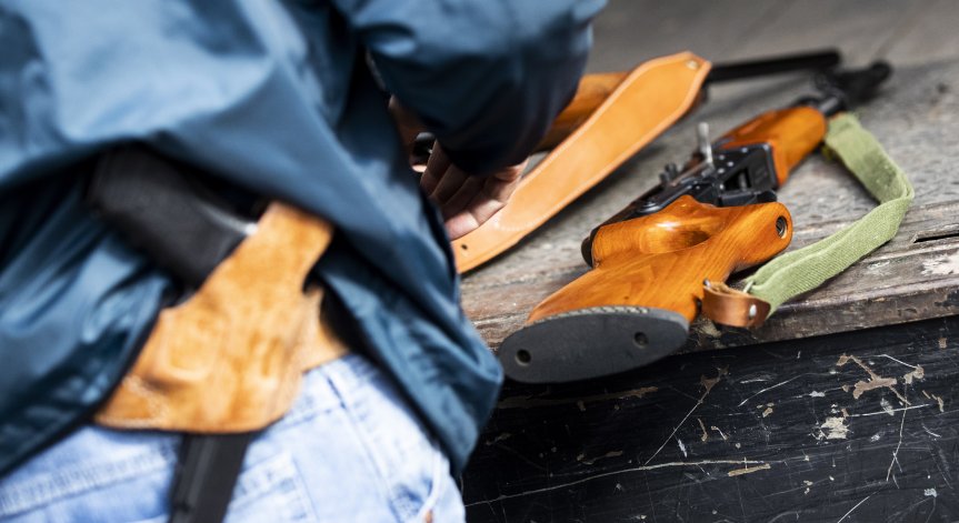 Мъж сe вряза с кола в терминал на летище в САЩ и откри безразборна стрелба