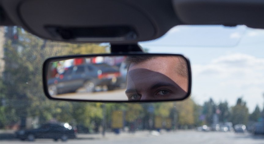 Мит е включването на аварийни светлини вместо фарове при мъгла. 