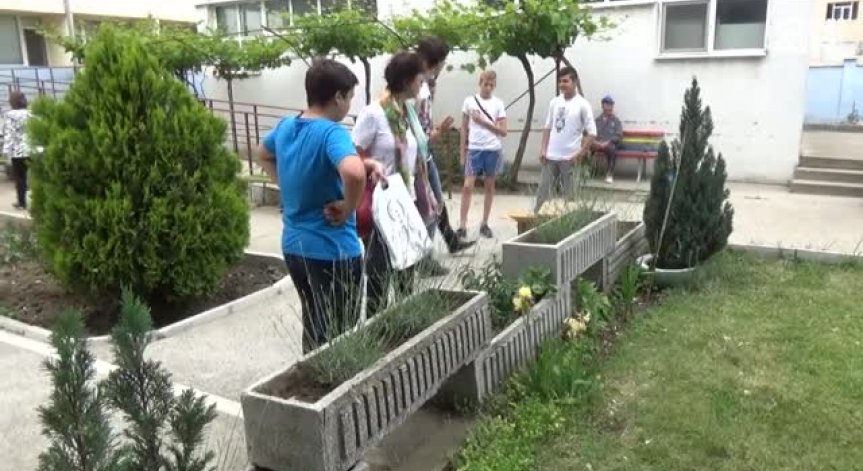 Ученици от Силистра в помощ на обитатели от дом за стари хора