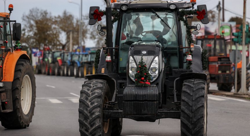 Над 800 трактора отново блокираха 