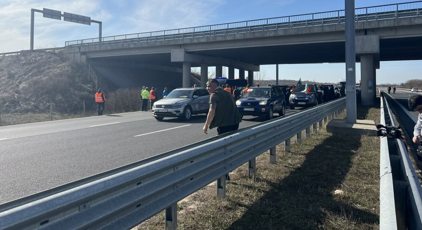 Полицаи спират коли към АМ 