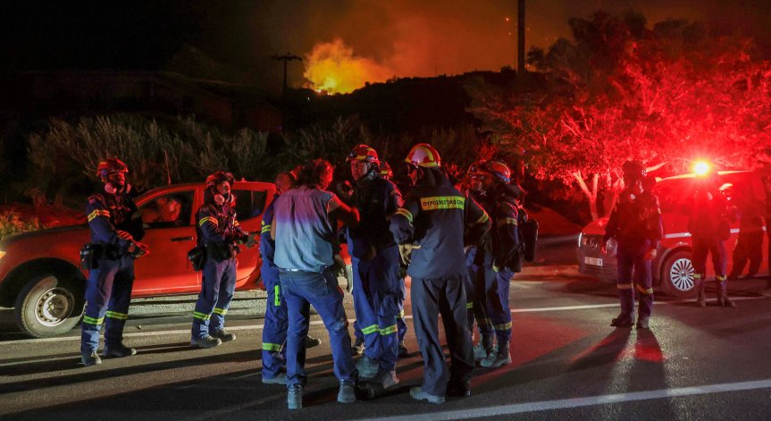 Има и съобщения за хора, които са били откарани в болница с дихателни проблеми.