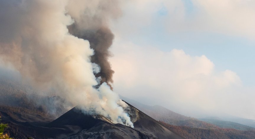 Вулканът Руанг изригна отново, обявиха най-високата степен на тревога