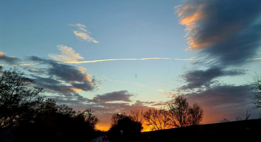 Жълт код за силен вятър е обявен за 10 области на страната