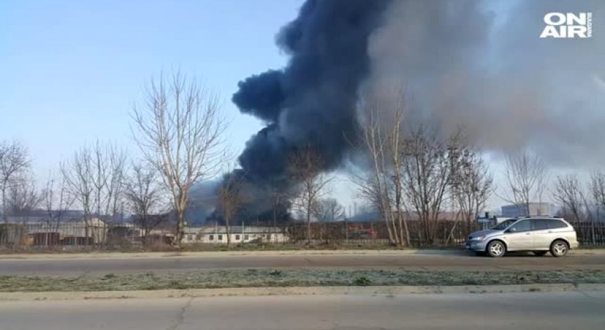Пожар избухна в склад за дървени палети във Варна