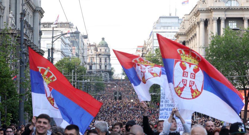 Десетки хиляди в Белград крещят 