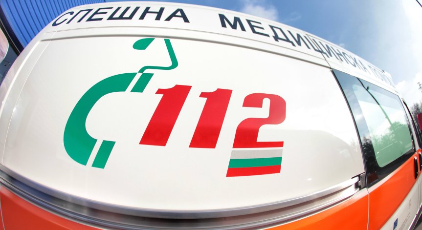 Микробус прегази легнал човек на поляната край яз. 