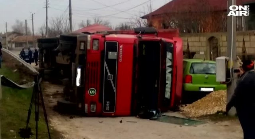 ТИР се преобърна и смаза паркирани коли във варненско село