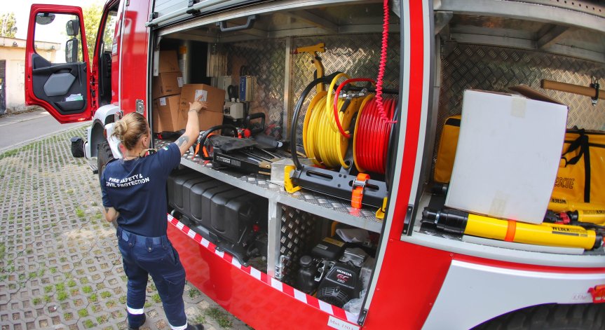 Огънят се разпростря върху 400 декара широколистна гора и сухи треви. 