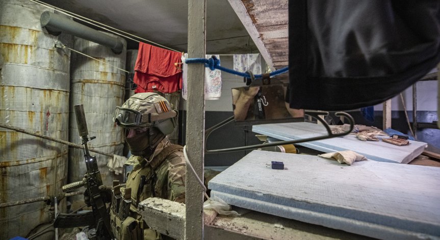 Жителите на Мариупол ловят гълъби, за да не умрат от глад