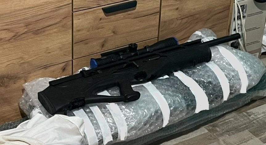 Арестуваха мъж за преработката на пневматични оръжия, продавал ги с куриери
