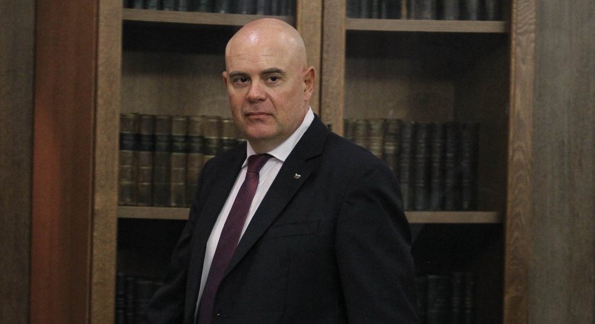 Правосъдният министър категоричен: Отстраняването на Гешев е необжалваемо