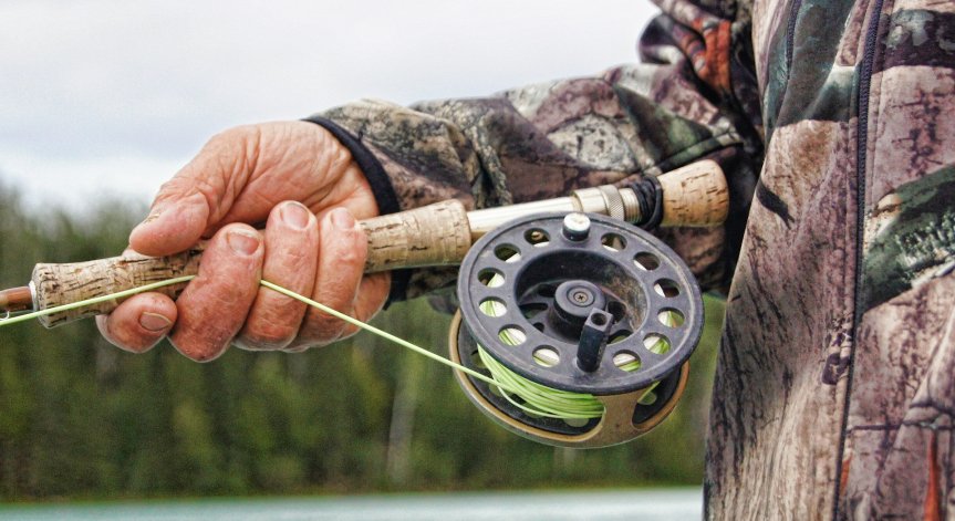 Рибар в Колорадо плава по река върху парче лед