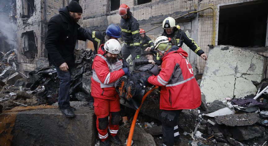 Украйна обяви тревога заради руски бомбардировачи, най-малко 10 ранени при атаката в Киев