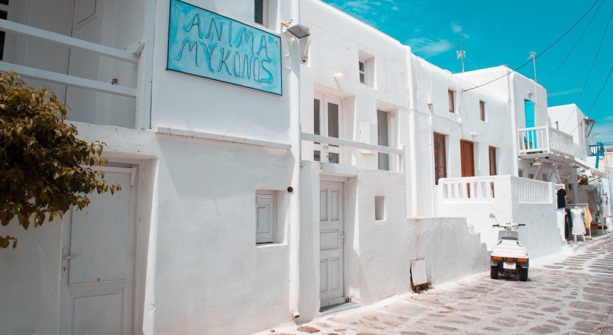 Строги мерки в Миконос: Забраниха музиката в заведения и ограничиха придвижването