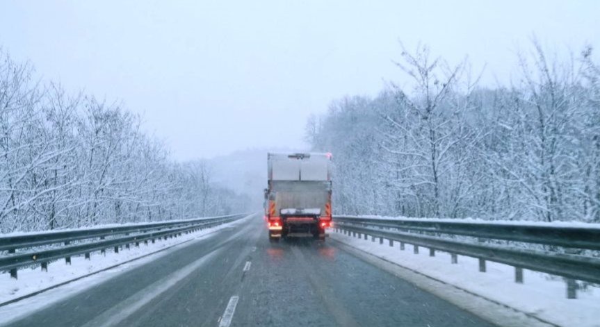 Започва разчистването на Троянския проход, снежните преспи достигат 3 м
