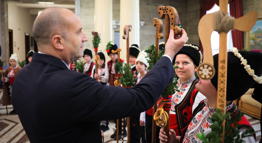 Радев прие коледари от Русе в президентството
